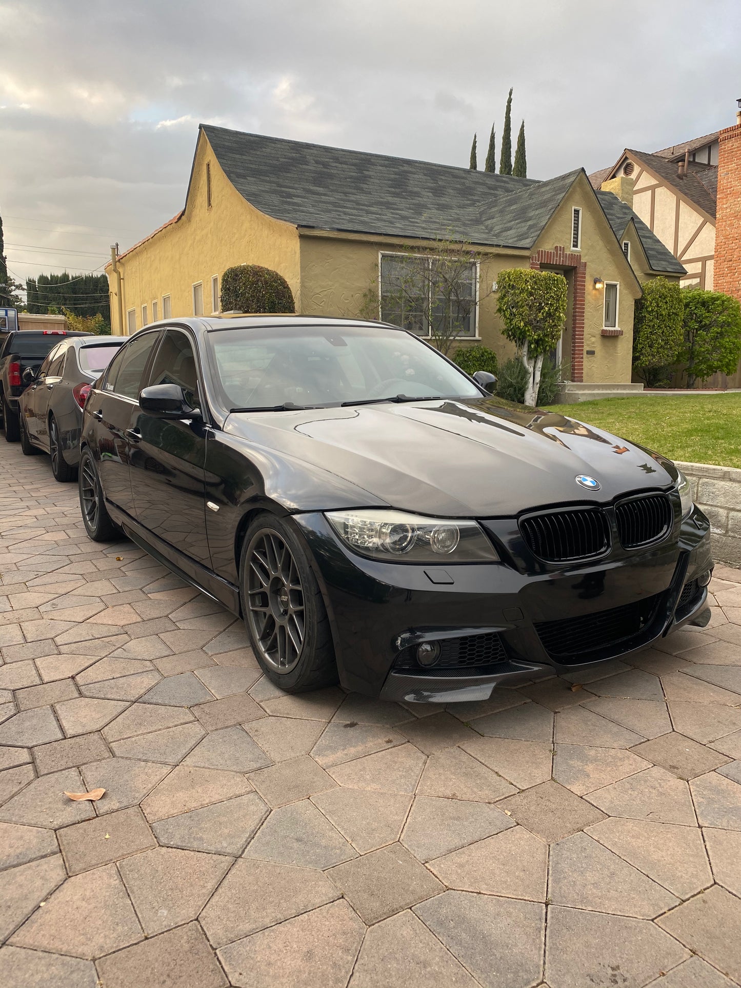 SEIBON CARBON 2009-2011 BMW E90 3 SERIES SEDAN OEM-STYLE CARBON FIBER HOOD